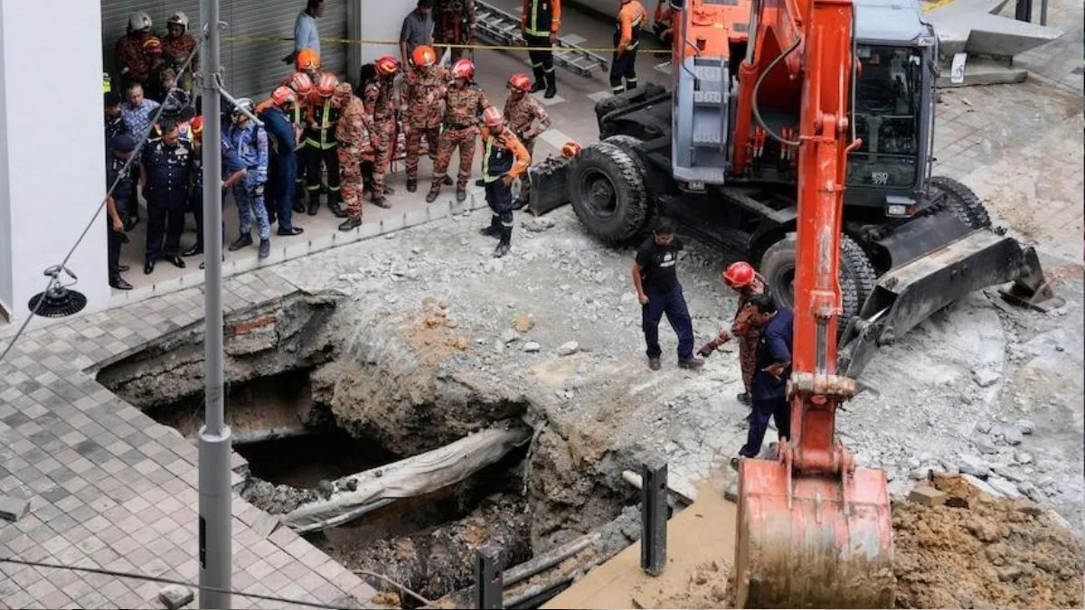 Kuala Lumpur Sinkhole Incident Malaysia Cancels IDay Eve Celebrations